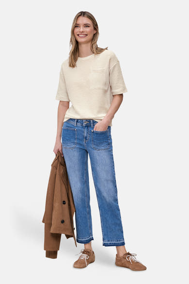T-shirt beige à rayures, par STREET ONE, porté avec un jean bleu à poches et des chaussures marron.