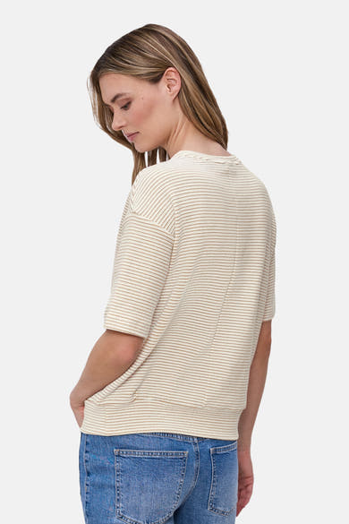 Beige T-shirt met horizontale strepen van STREET ONE, korte mouwen, gedragen met een high-waist jeans, achterzicht.