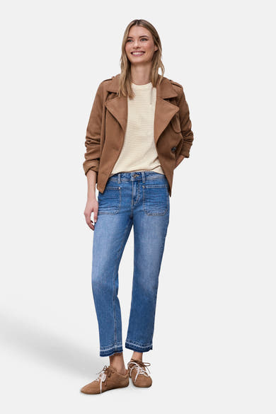 Beige T-shirt met horizontale strepen van STREET ONE, gedragen met een bruin jasje en een blauwe jeans.