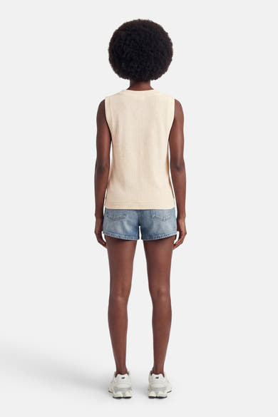 Gilet écru de STREET ONE, en maille côtelée, vue de dos, porté avec un short en jean et des baskets.