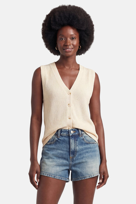 Gilet écru côtelé à col en V de STREET ONE avec boutons, porté avec un short en jean.