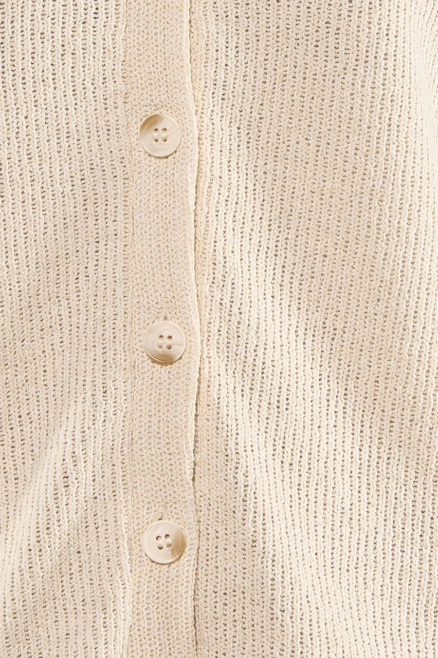 Ecru vest van STREET ONE met verticale ribbelbreiwerk en drie lichte knopen.