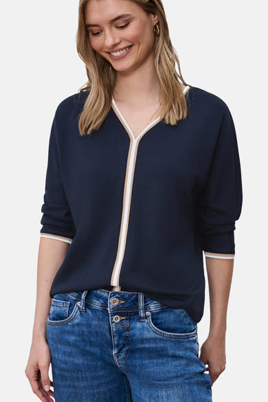 Blauw T-shirt van STREET ONE met crèmekleurige bies bij de hals, gedragen met een wijde blauwe jeans.
