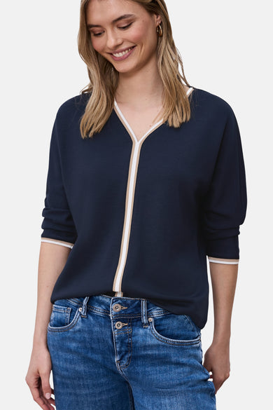 T-shirt bleu à manches longues de STREET ONE, avec col en V bordé de rayures et porté avec un jean.