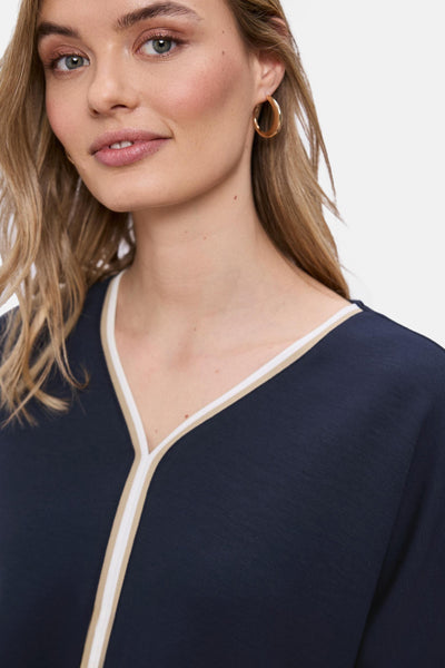 Blauwe T-shirt van STREET ONE met V-hals onderstreept met witte en beige strepen.