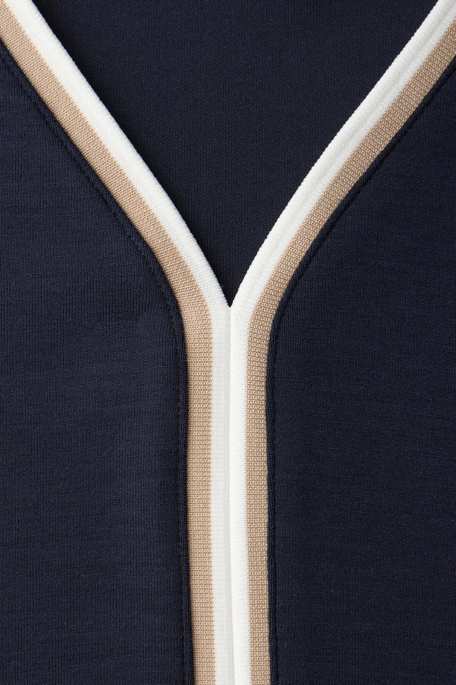 Blauwe T-shirt met lange mouwen van STREET ONE, contrasterende gestreepte details bij de V-hals.