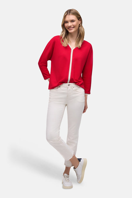 T-shirt rouge uni manche longue de Street One, porté avec un jean blanc et des baskets.