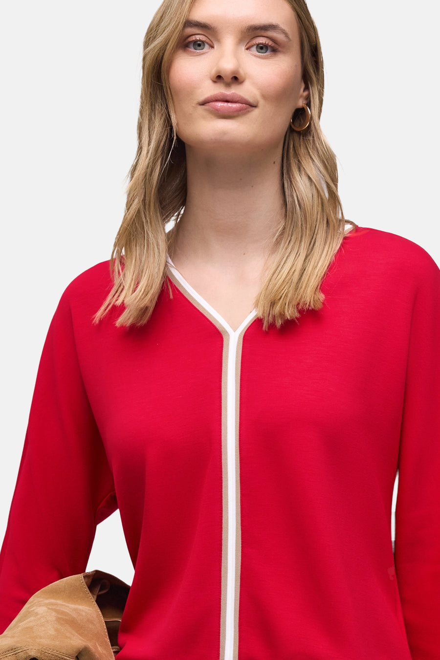 Rood T-shirt met lange mouwen van STREET ONE, met V-hals versierd met witte en beige strepen.