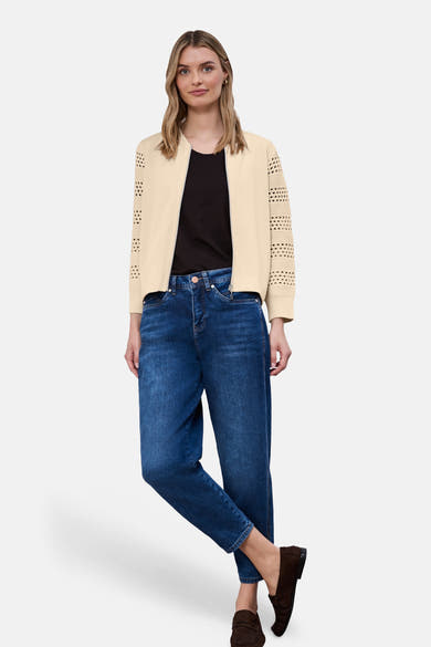 Gilet beige de STREET ONE avec des manches longues ajourées, porté sur un t-shirt noir et un jean bleu.