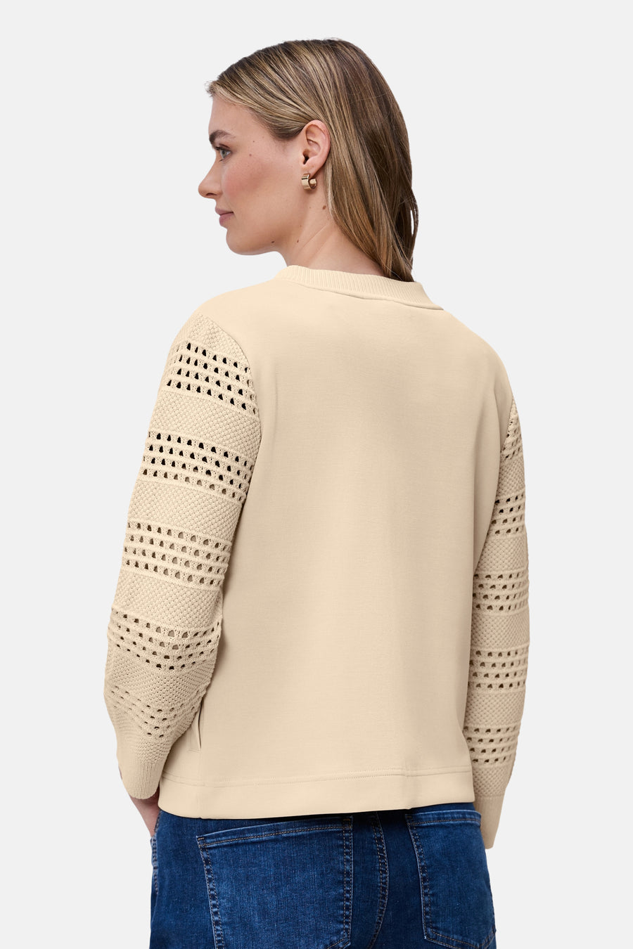 Gilet beige de Street One avec manches en maille ajourée, porté avec un jean bleu.