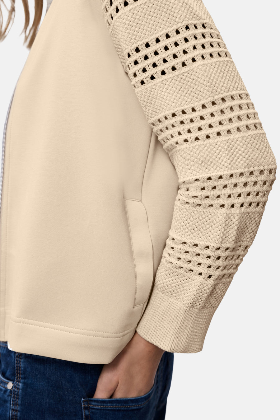 Gilet beige de STREET ONE avec manches longues ajourées et poches latérales, porté avec un jean.