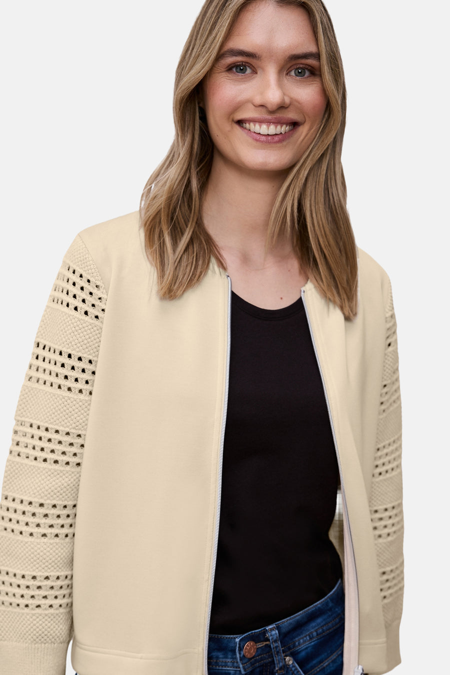 Gilet beige de STREET ONE avec manches ajourées, porté sur un t-shirt noir et un jean bleu.
