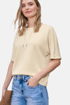 Beige sweater van STREET ONE, gedragen met een bruin jasje en een casual blauwe jeans.