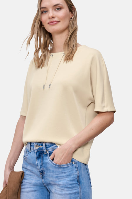 Beige sweater van STREET ONE, gedragen met een bruin jasje en een casual blauwe jeans.