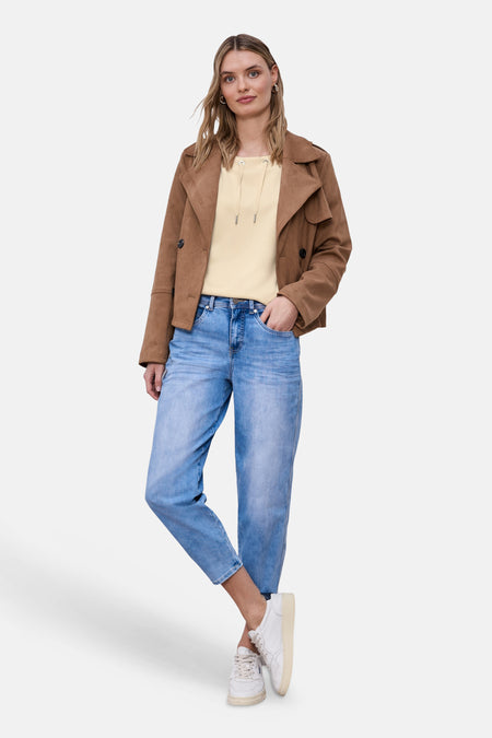 Sweat beige de STREET ONE, porté avec une veste marron et un jean bleu décontracté.