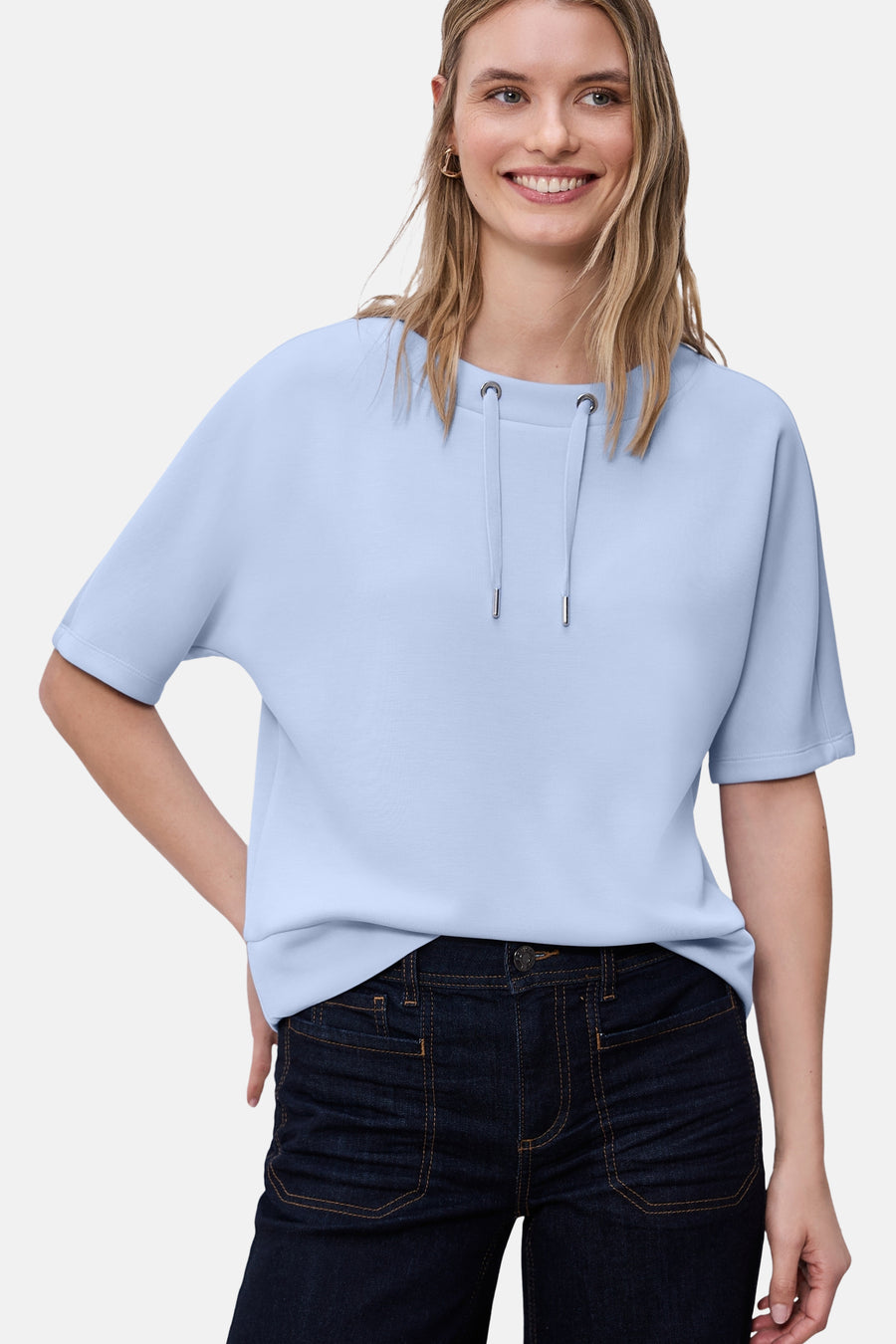 Blauwe sweater van STREET ONE, gedragen met een donkerblauwe jeans en witte sneakers.