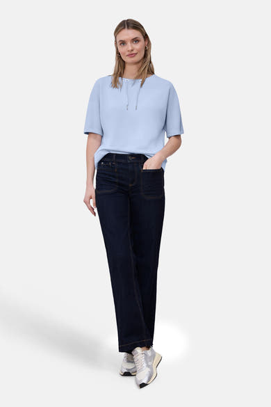 Sweat bleu de STREET ONE, porté avec un jean bleu foncé et des baskets blanches.