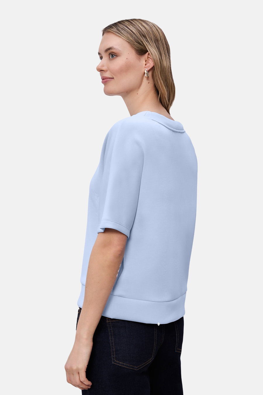 Blauwe sweater van STREET ONE, korte mouwen, gedragen met een donkere jeans, zijwaarts bekeken.