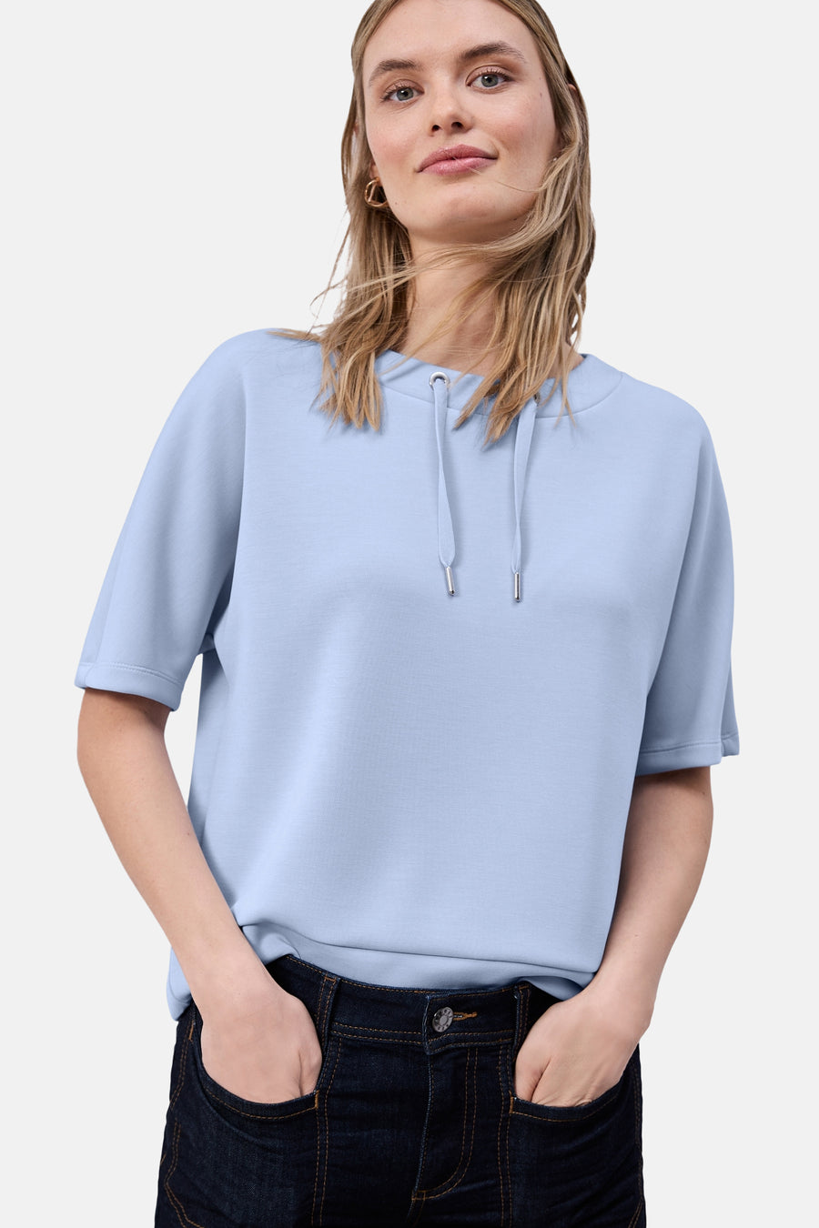Blauwe sweater van STREET ONE met trekkoord in de hals en geribde boorden aan de mouwen, gedragen met een donkere jeans.