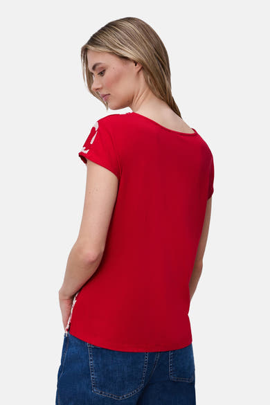 Rood blouse met korte mouwen van Street One, met een decoratief patroon op de schouder, gedragen met een spijkerbroek.