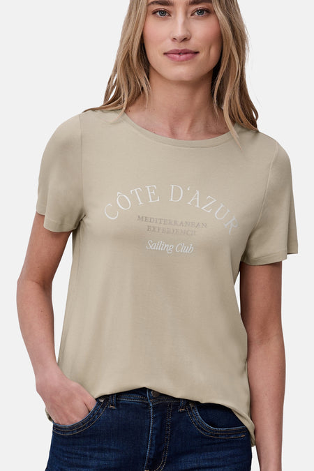 T-shirt beige à manches courtes de STREET ONE avec texte imprimé blanc et porté avec un jean.
