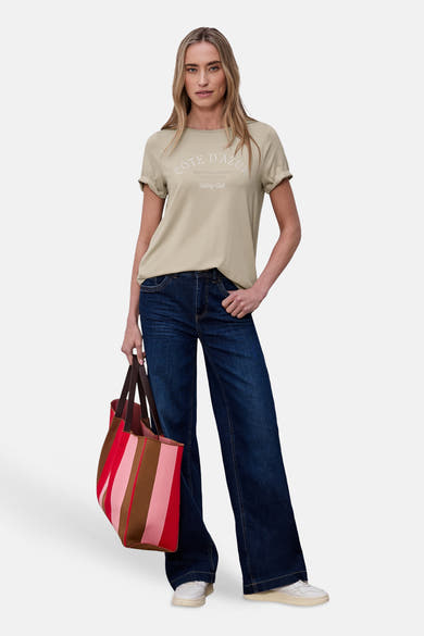 Beige T-shirt met korte mouwen van Street One met print en opgerolde zomen, gedragen met een wijde jeans.