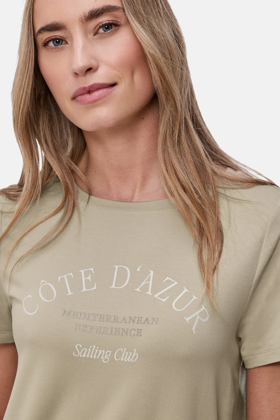Beige T-shirt met korte mouwen van STREET ONE, met decoratieve belettering, gedragen door een blond model.