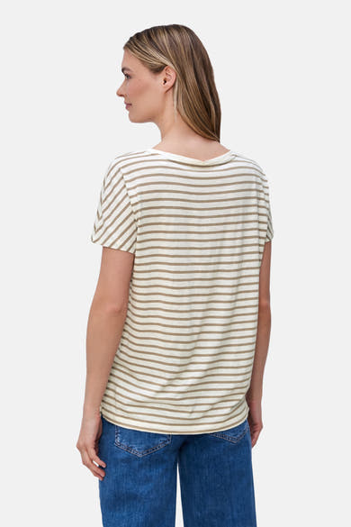 T-shirt beige à rayures, de Street One, porté avec un jean bleu.
