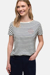 Wit en marine gestreept T-shirt van STREET ONE, gedragen door een vrouw van achteren gezien.