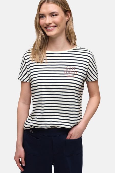 T-shirt rayé multicolore de Street One, avec inscription décorative sur le devant et pantalon bleu marine porté avec le t-shirt.