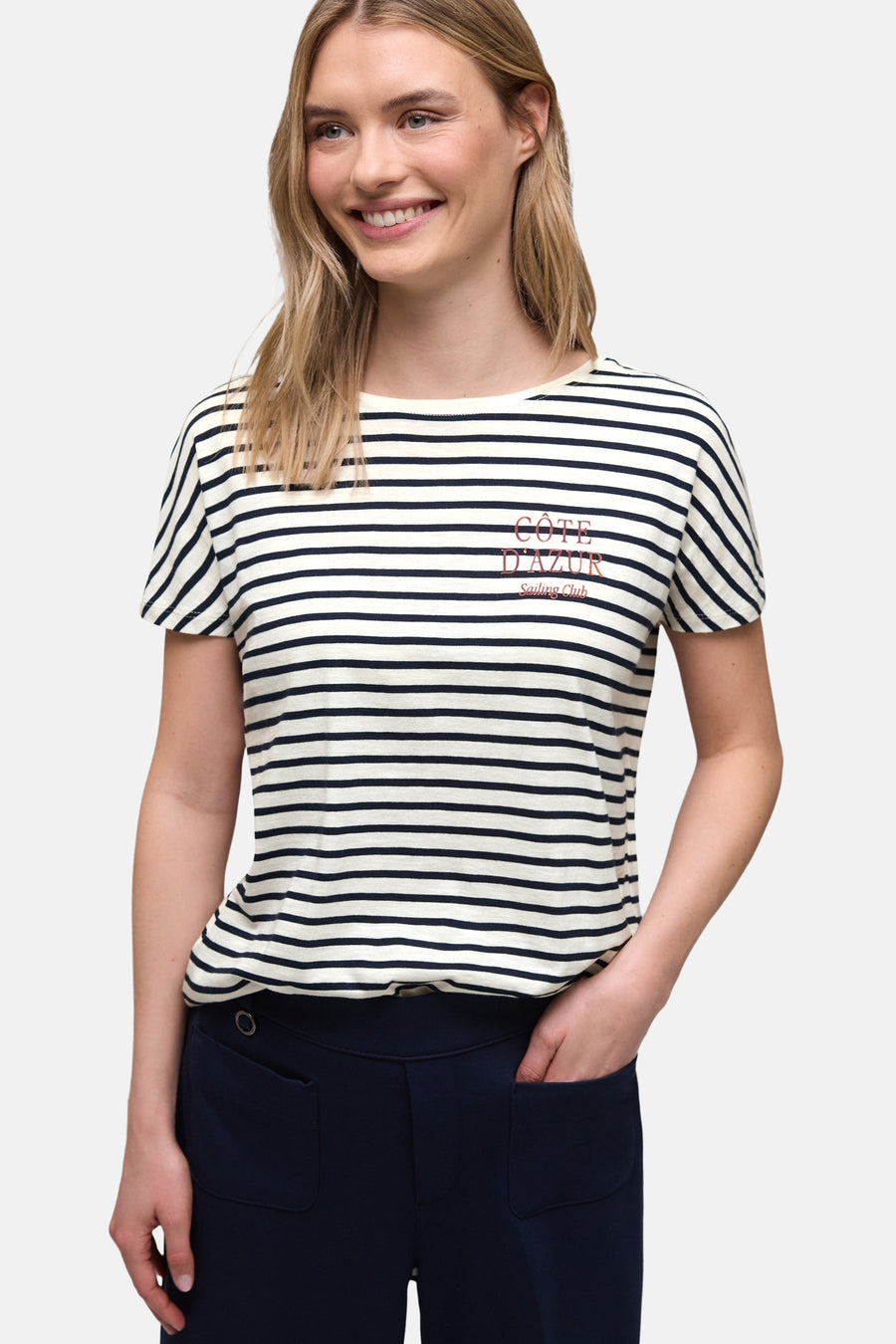 Wit en marine gestreept T-shirt van STREET ONE, gedragen door een vrouw van achteren gezien.