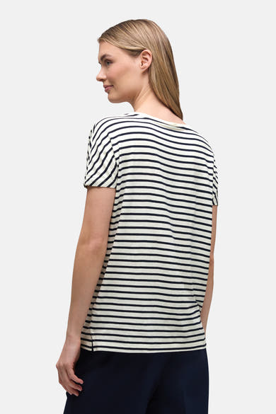 T-shirt à rayures blanc et marine de STREET ONE, porté par une femme vue de dos.