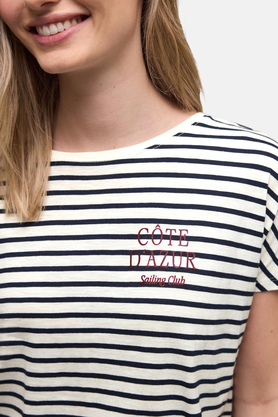 Marineblauwe en witte gestreepte T-shirt van Street One, met geborduurd motief 'Côte d'Azur Sailing Club'.