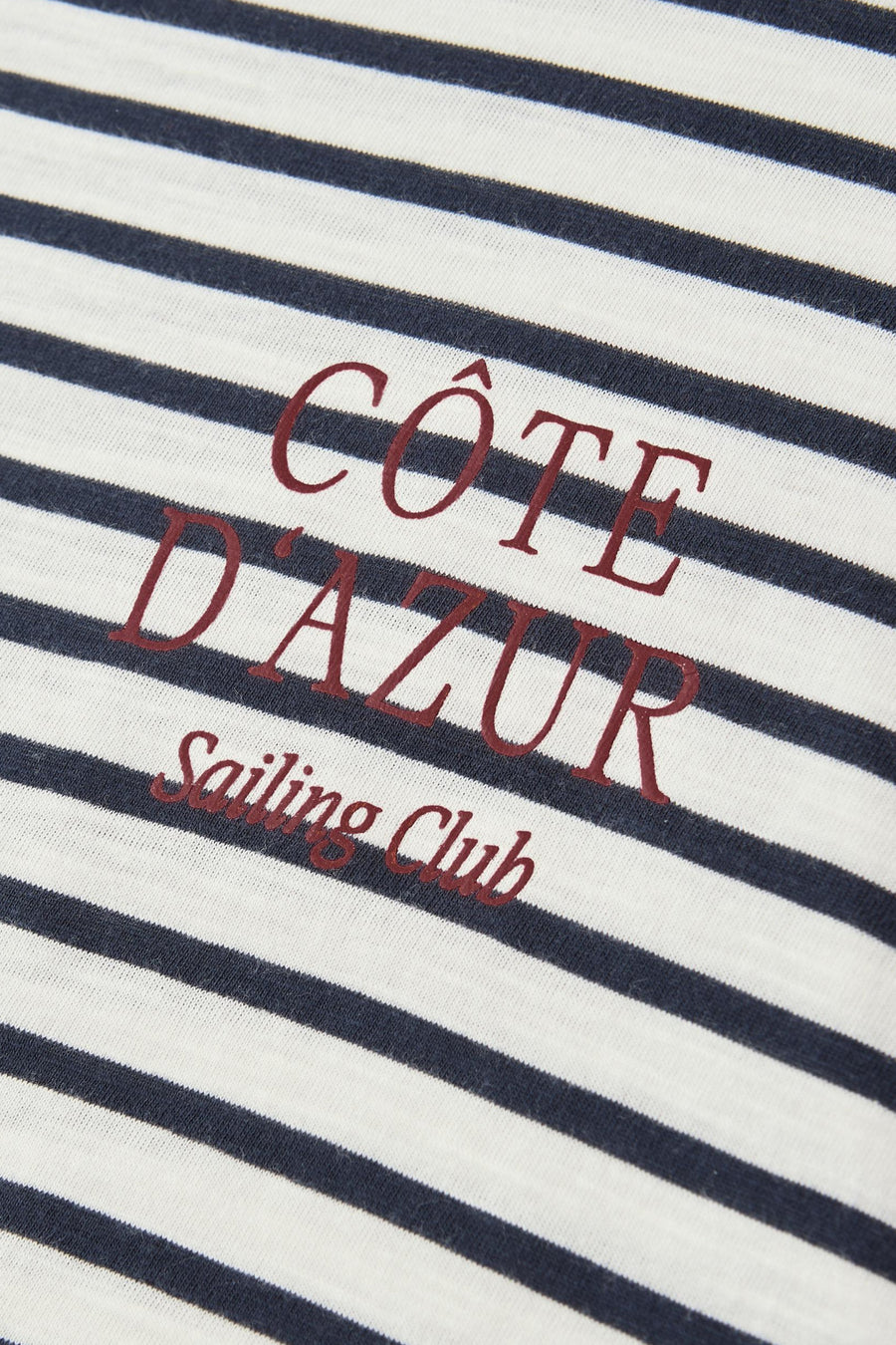 Gestreept wit en marineblauw T-shirt van STREET ONE, met bordeauxrode opdruk "Côte d'Azur Sailing Club".
