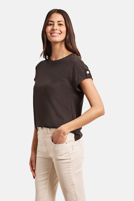 Effenchemise met korte mouwen in effen bruin van STREET ONE met omgeslagen manchetten met knopen, gedragen met een lichte broek.
