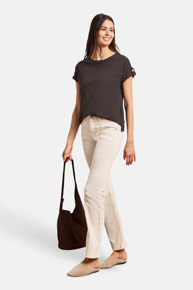 T-shirt uni à manches courtes brun de STREET ONE avec revers boutonnés aux manches, porté avec un pantalon clair.