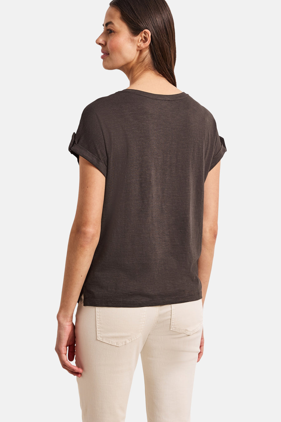 Bruin T-shirt van STREET ONE, achterkant, met opgerolde korte mouwen, lichte textuur, gedragen met een beige broek.