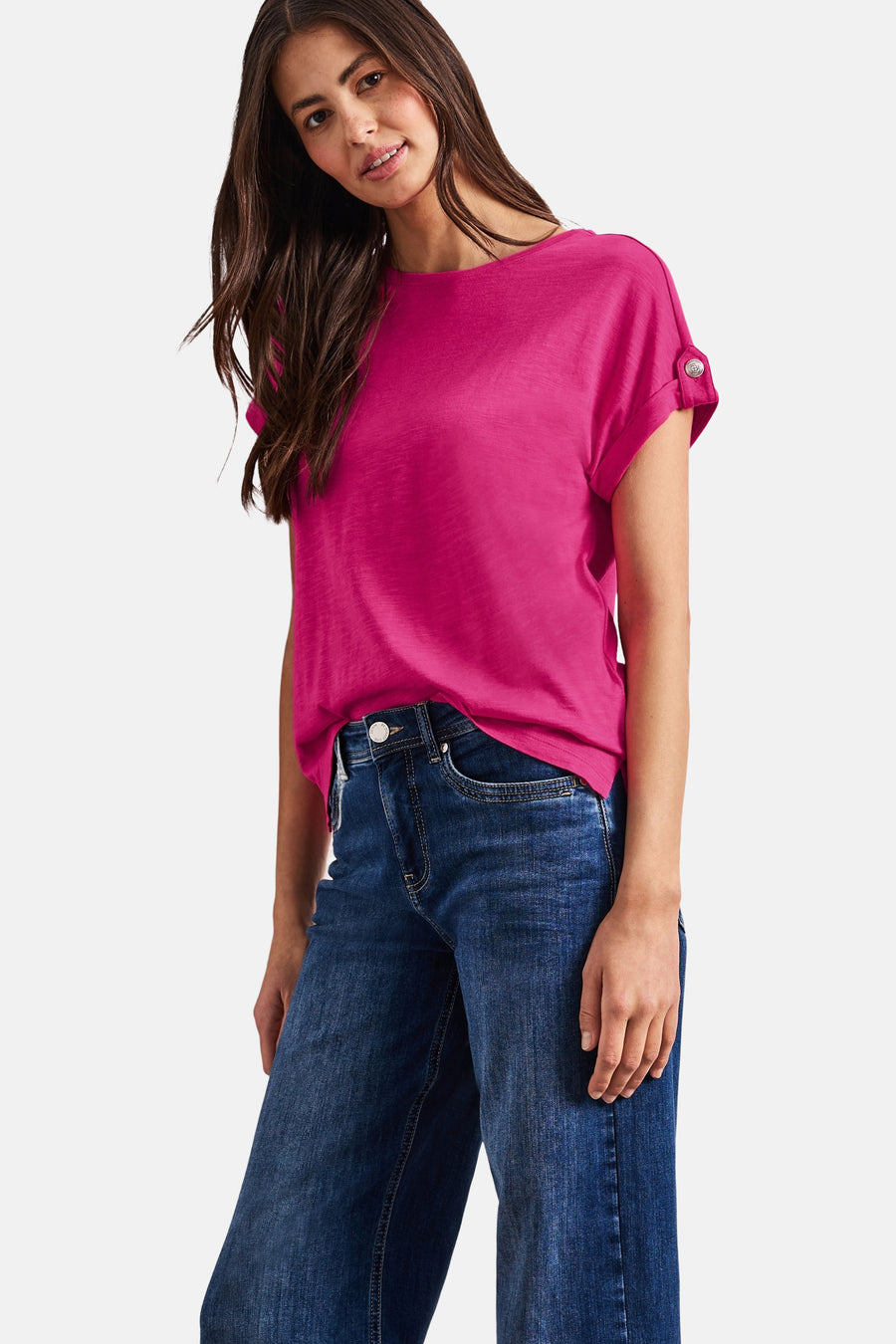Roze T-shirt van STREET ONE met korte opgerolde mouwen met knoop, gedragen met een spijkerbroek en een bordeauxrode clutch.