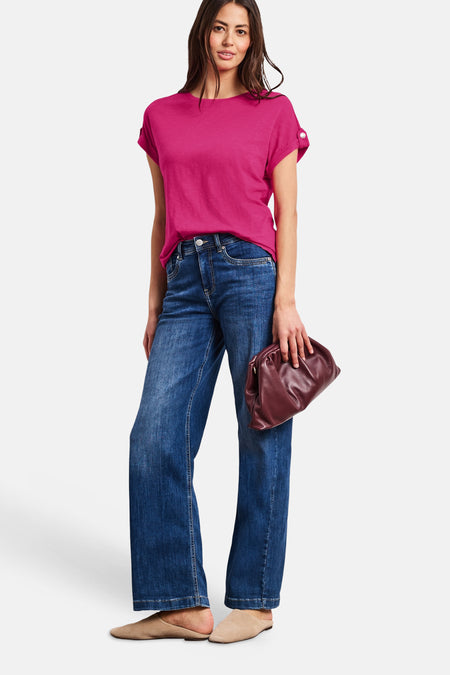 T-shirt rose de STREET ONE avec manches courtes retroussées à bouton, porté avec un jean et une pochette bordeaux.
