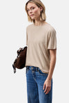 Effenchemeld beige T-shirt met korte mouwen van STREET ONE, gedragen met een blauwe jeans door een vrouw van achteren en van opzij gezien.