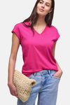 Roze T-shirt met V-hals en losse pasvorm van STREET ONE, gedragen met een lichte spijkerbroek en een rieten tas.