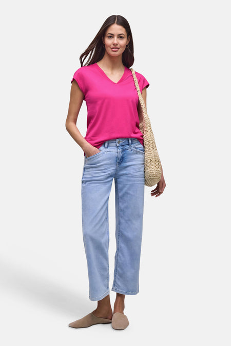 T-shirt rose de STREET ONE à col en V et coupe décontractée, porté avec un jean clair et un sac en paille.