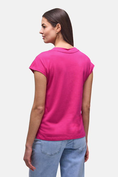 Roze T-shirt van STREET ONE, effen met korte mouwen en een soepele kraag, van achteren gedragen met een lichte jeans.