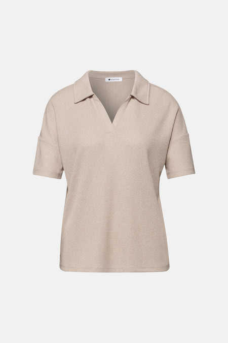 Pull beige de Street One avec col polo et encolure en V, texture tricotée côtelée.