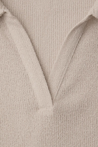 Pull beige de STREET ONE avec col polo et maille côtelée en gros plan.