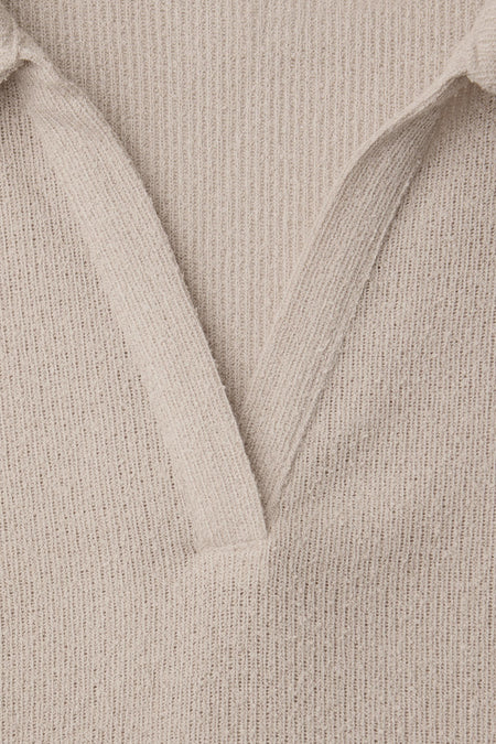 Pull beige de STREET ONE avec col polo et maille côtelée en gros plan.
