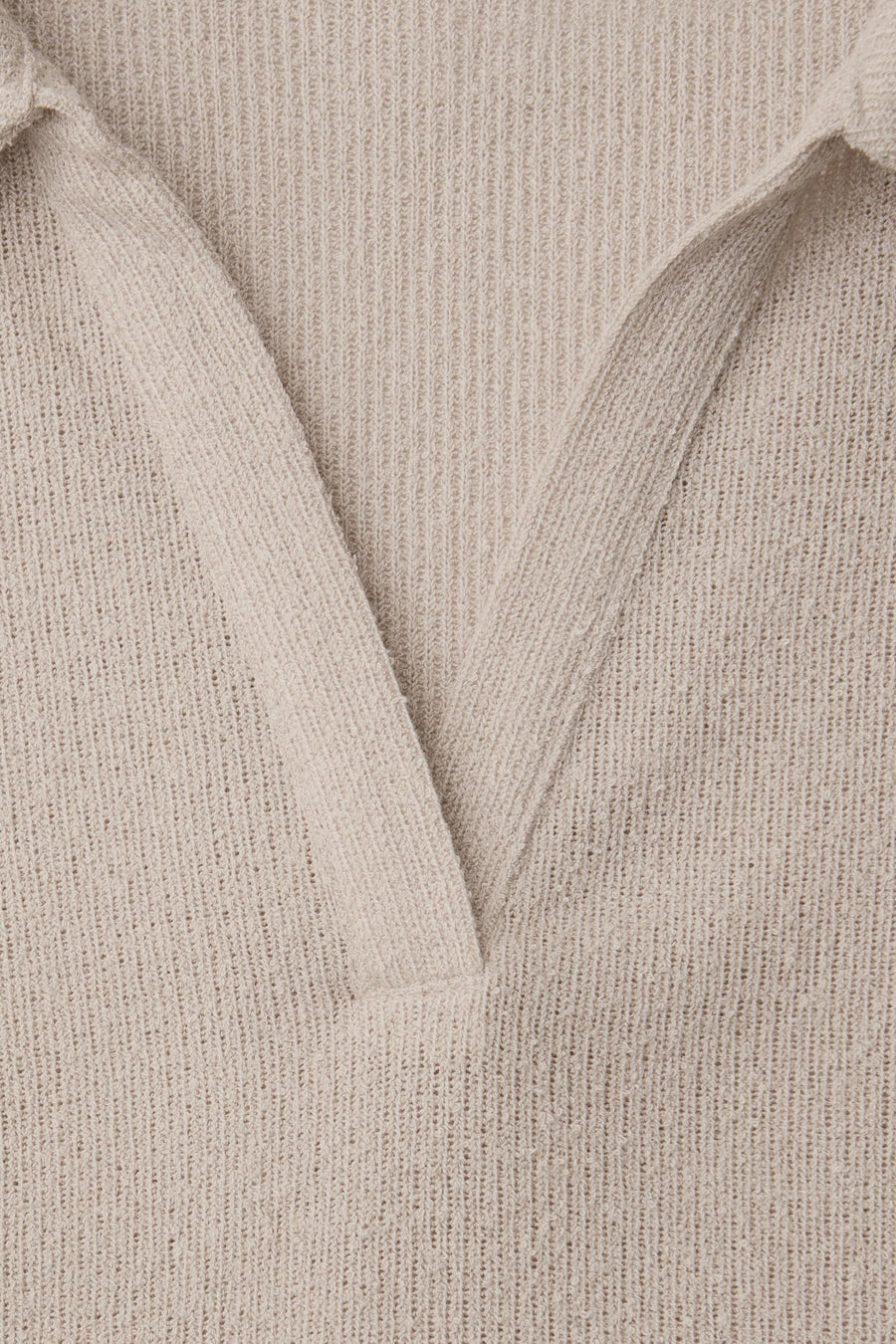 Pull beige de STREET ONE avec col polo et maille côtelée en gros plan.