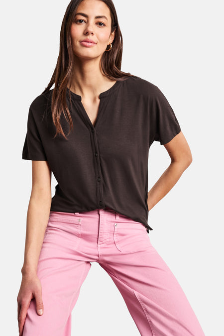 T-shirt brun uni à manches courtes de STREET ONE, avec encolure boutonnée, porté avec un pantalon rose.