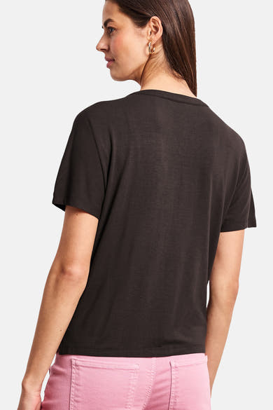 Effenchemise met korte mouwen in effen bruin van STREET ONE in fijne tricot, van achteren gedragen over een roze broek.