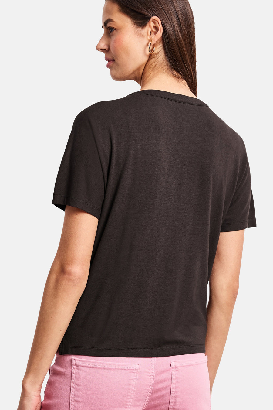Effenchemise met korte mouwen in effen bruin van STREET ONE in fijne tricot, van achteren gedragen over een roze broek.
